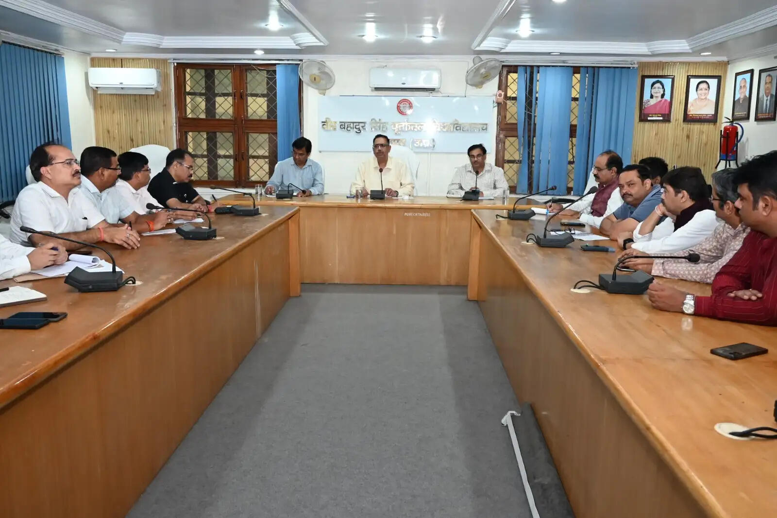 कुलपति ने संकायाध्यक्षों एवं विभागाध्यक्षों के साथ की बैठक,शैक्षणिक गुणवत्ता बेहतर बनाने के लिए 30 सितंबर तक मांगे प्रस्ताव