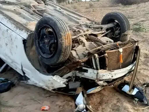 कार पलटने से चालक की मौत, दो अन्य युवक घायल