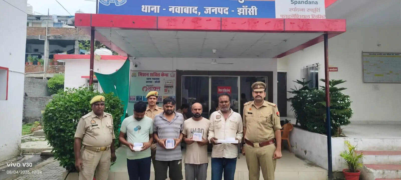 झांसी : तमंचे के बल पर लूट करने वाले चार आरोपित गिरफ्तार
