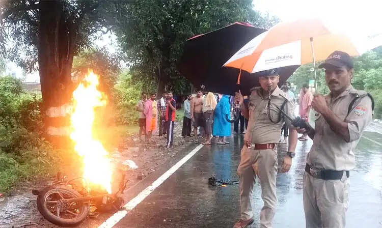 धू-धूकर जली बाइक, पुलिस की तत्परता से टला बड़ा हादसा
