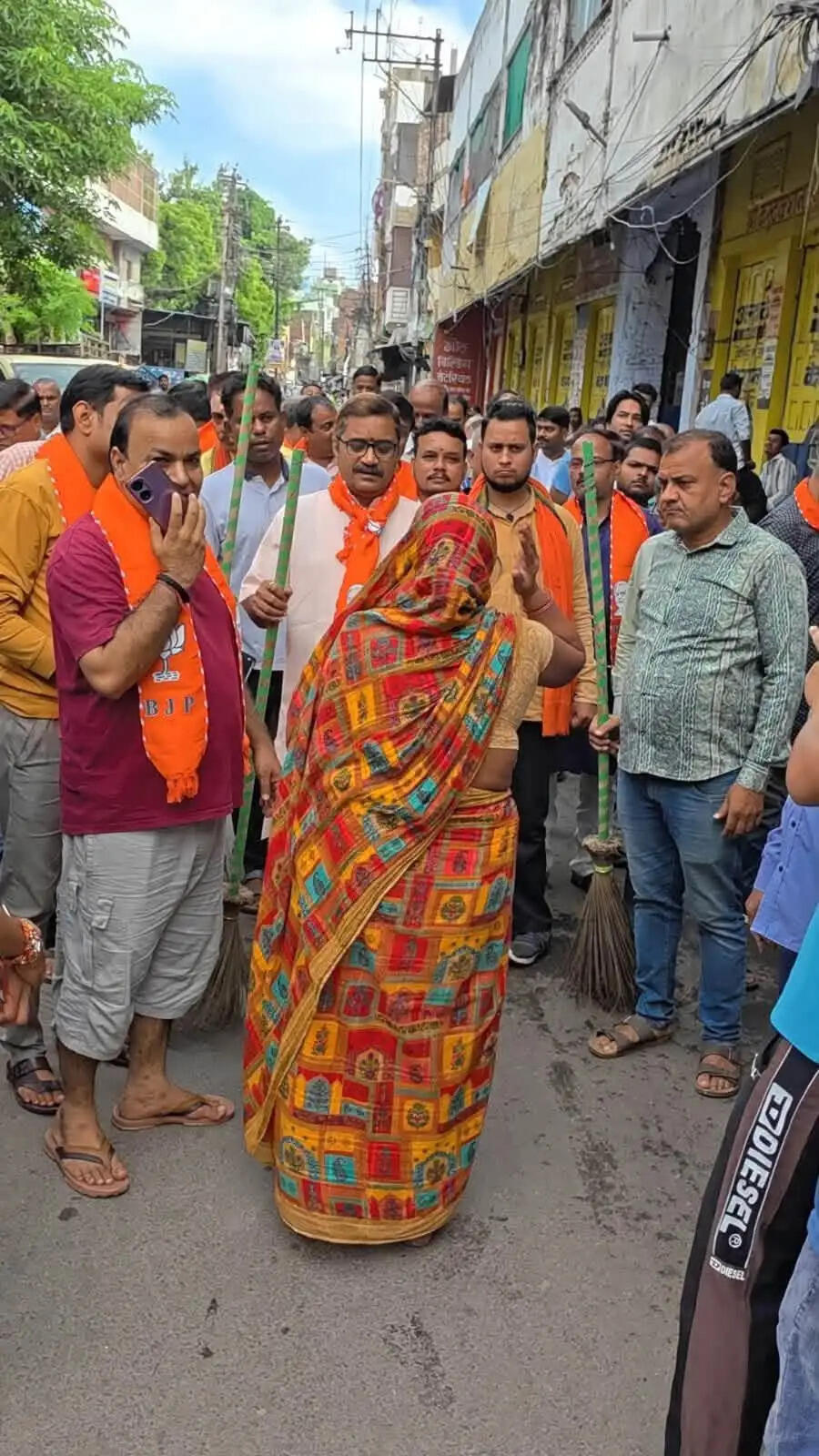 76 दिवसीय वार्ड प्रवास के 50 दिन पूरे, विधायक नीलकंठ तिवारी ने 3500 परिवारों से किया सीधा संवाद