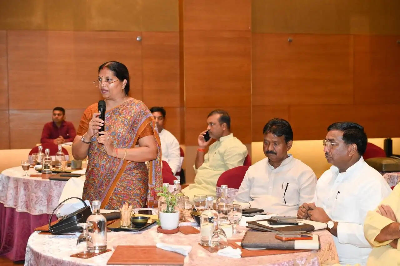 सोशल मीडिया पर दो-चार नकारात्मक टिप्पणियाें से हताश होने की आवश्यकता नहीं : सतीश महाना