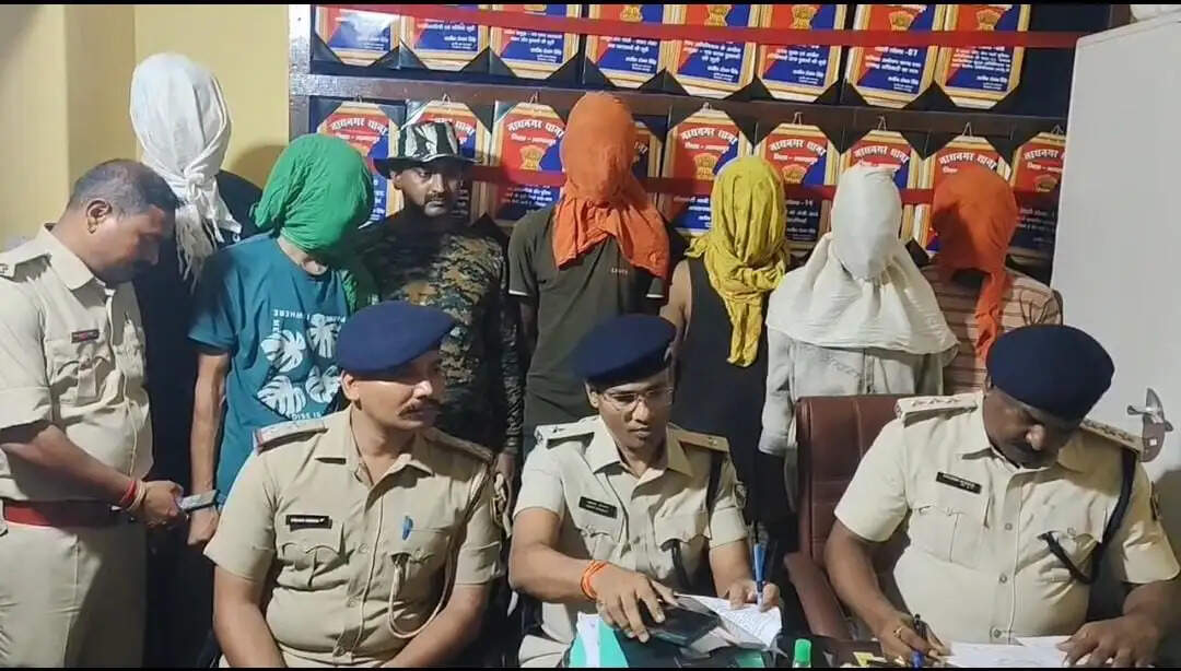 मंदिर में चोरी के मामले में 6 अपराधी गिरफ्तार