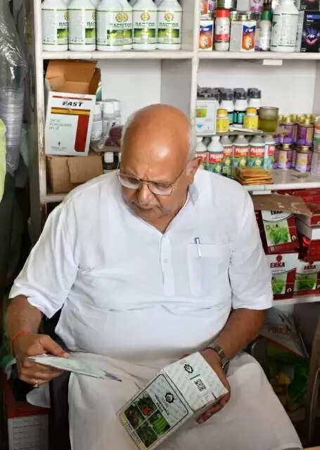 कृषि मंत्री से ओवर रेटिंग करने वाले लखनऊ के दुकानदारों के लाइसेंस निलंबित