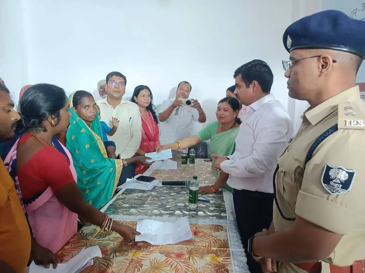 त्रिवेणीगंज के हरिहरपट्टी सहयोग शिविर का जिलाधिकारी ने किया निरीक्षण