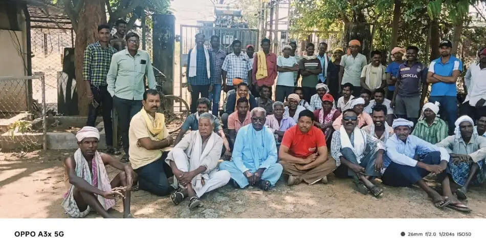 सराईटोला सब स्टेशन में धरना प्रदर्शन, बिजली कटौती से ग्रामीण परेशान