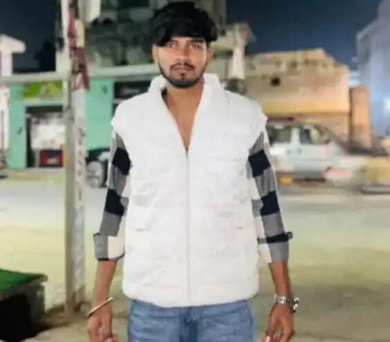 दोस्ताें ने चाकू से गोदकर की बारहवीं के छात्र की हत्या