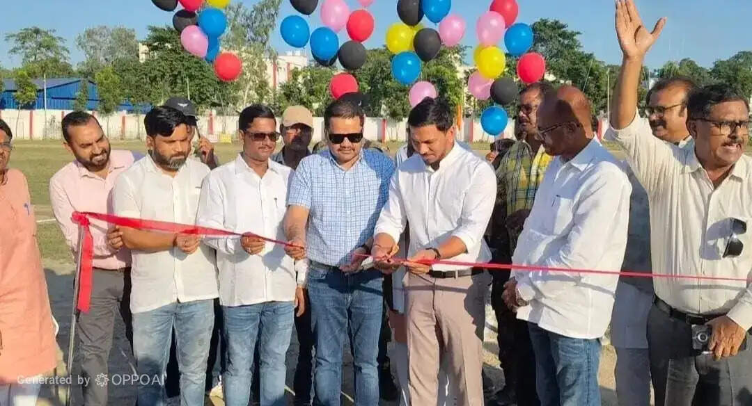 सीमांचल गोल्ड कप का आगाज, फुटबॉल के रोमांच से गूंजा अशफाक उल्ला खां स्टेडियम