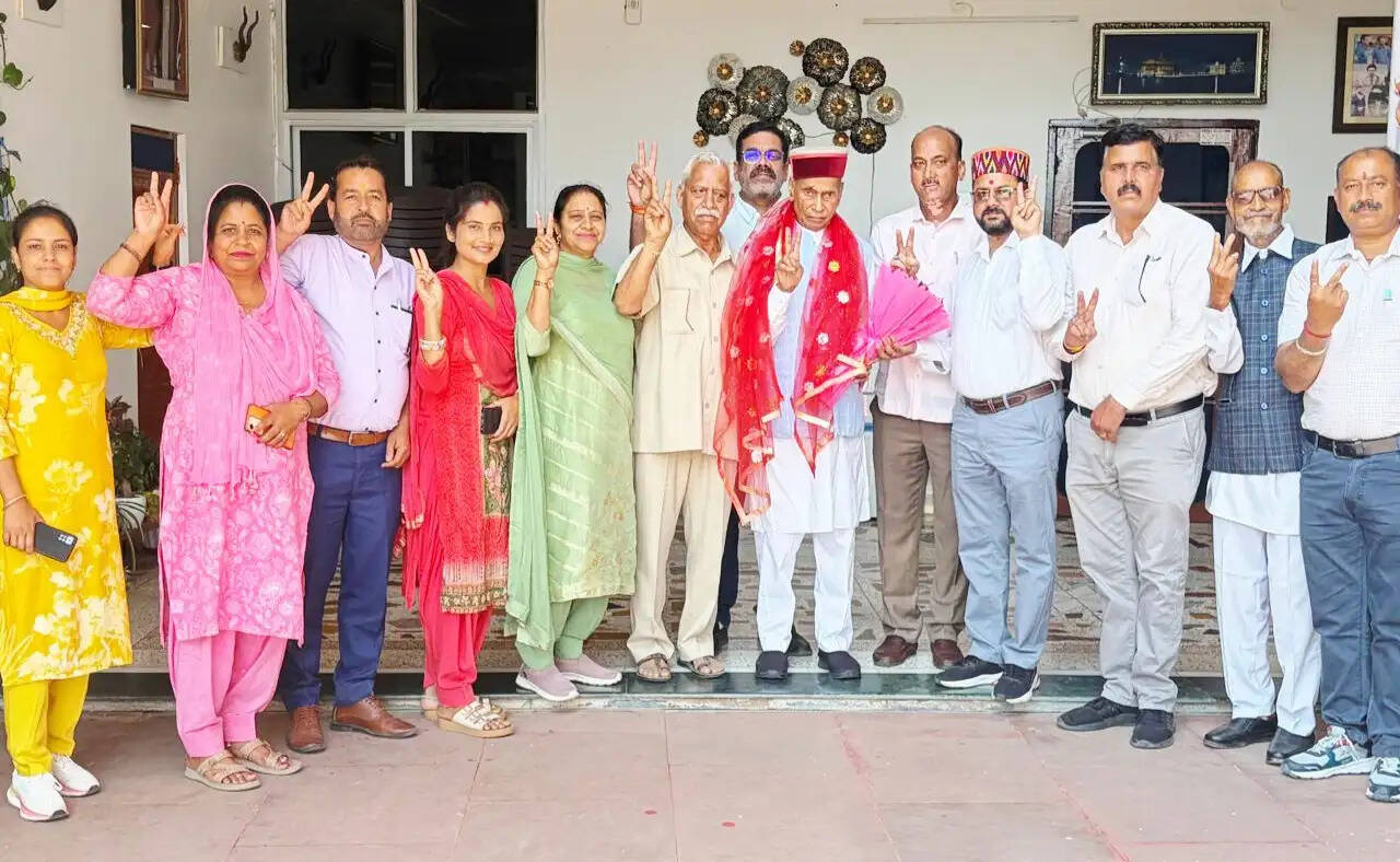अब वंदना कुमारी होंगी भाजपा की अधिकृत प्रत्याशी, प्रोफेसर धूमल से लिया आशीर्वाद