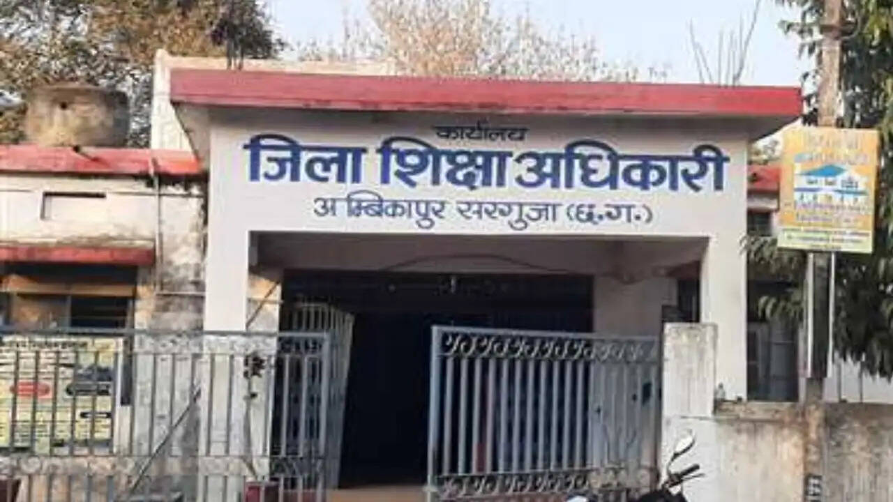 अंबिकापुर : वित्तीय हेराफेरी और शासकीय कार्यों में लापरवाही पर प्रधान पाठक व लेखापाल निलंबित