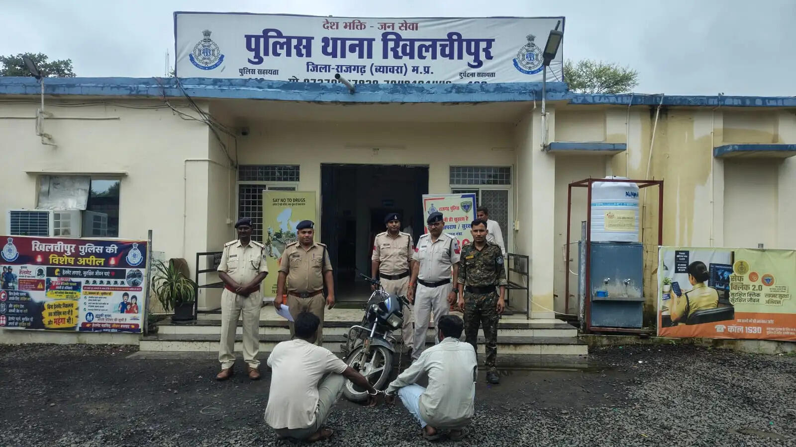 राजगढ़ःखेतों से चंदन के पेड़ काटकर चोरी करने वाले दो आरोपित गिरफ्तार, नकदी व बाइक जब्त