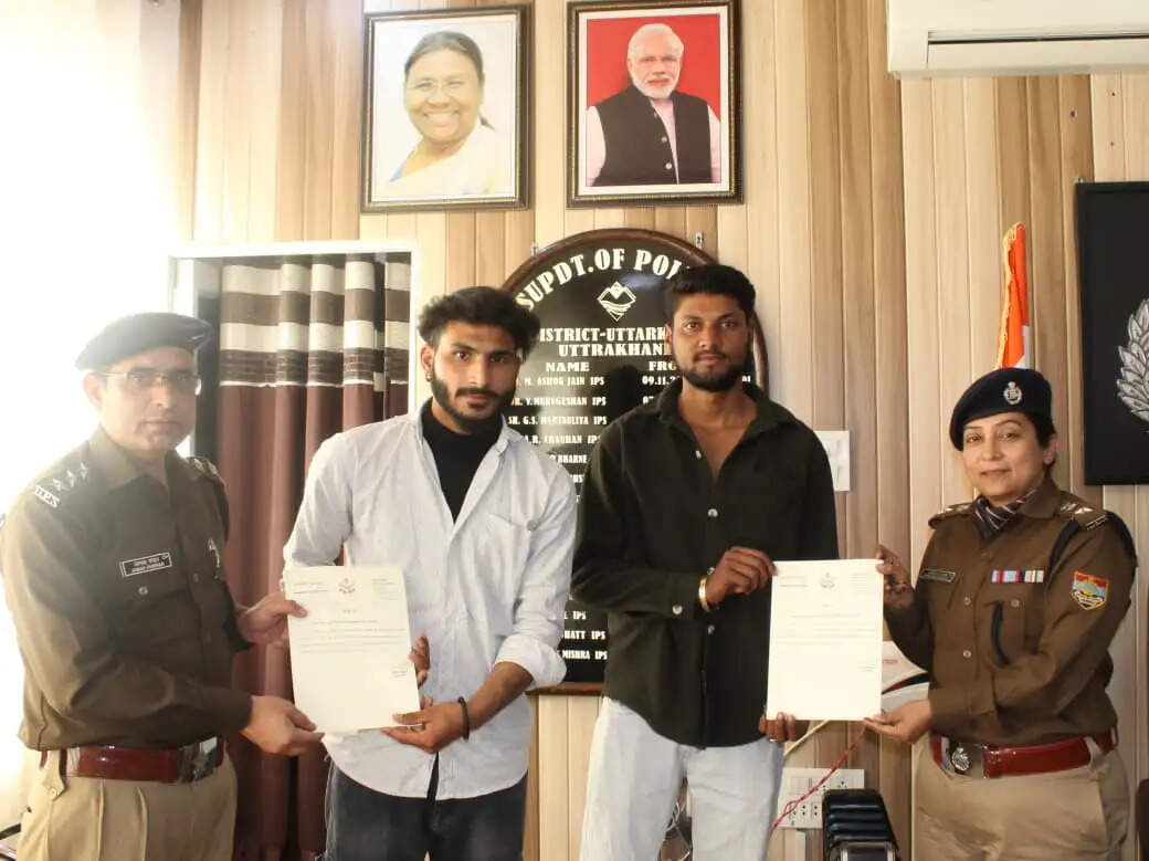 भागीरथी में कूदी महिला की जान बचाने वाले दो युवक सम्मानित