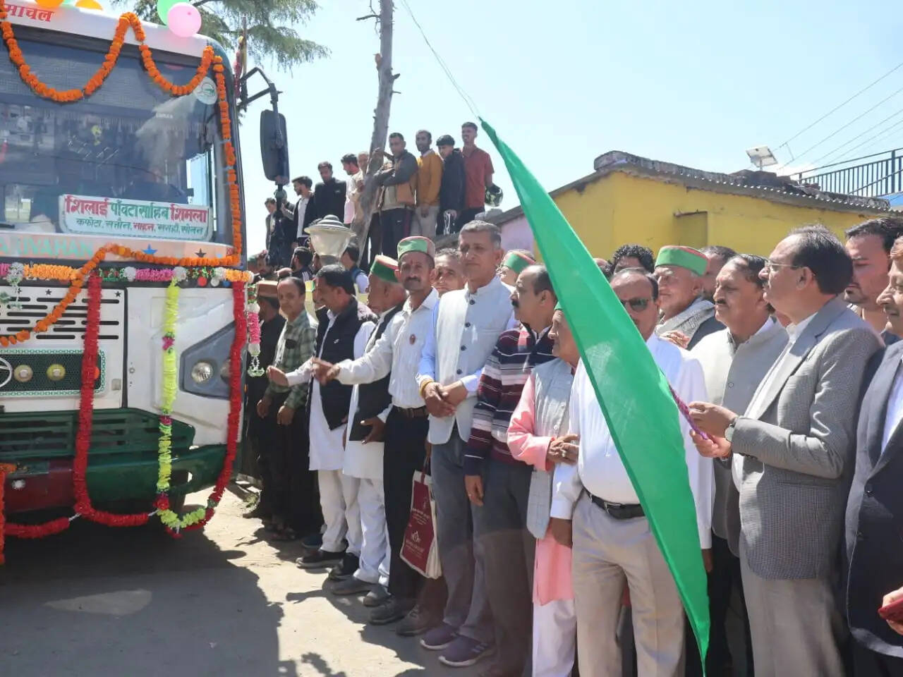 हर्षवर्धन चौहान ने शिलाई से शिमला बस को हरी झंडी दिखा कर किया रवाना&nbsp;