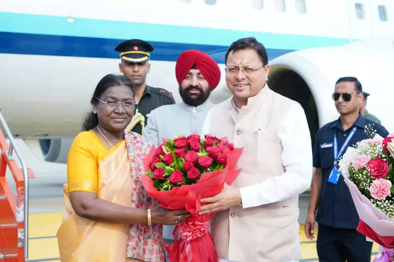 राष्ट्रपति द्रौपदी मुर्मु पहुंची देहरादून, राज्यपाल व मुख्यमंत्री ने एयरपोर्ट पर किया स्वागत