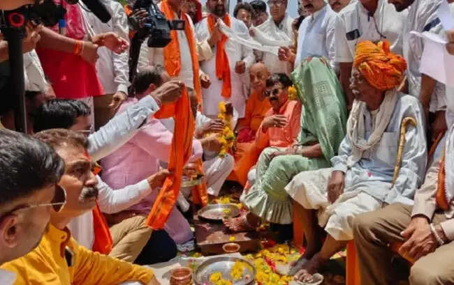 (लीड) मप्र की ऐतिहासिक भोजशाला में वर्षों बाद शुक्रवार को हुई महाआरती, वाग्देवी की प्रतिमा रखकर किया पूजन
