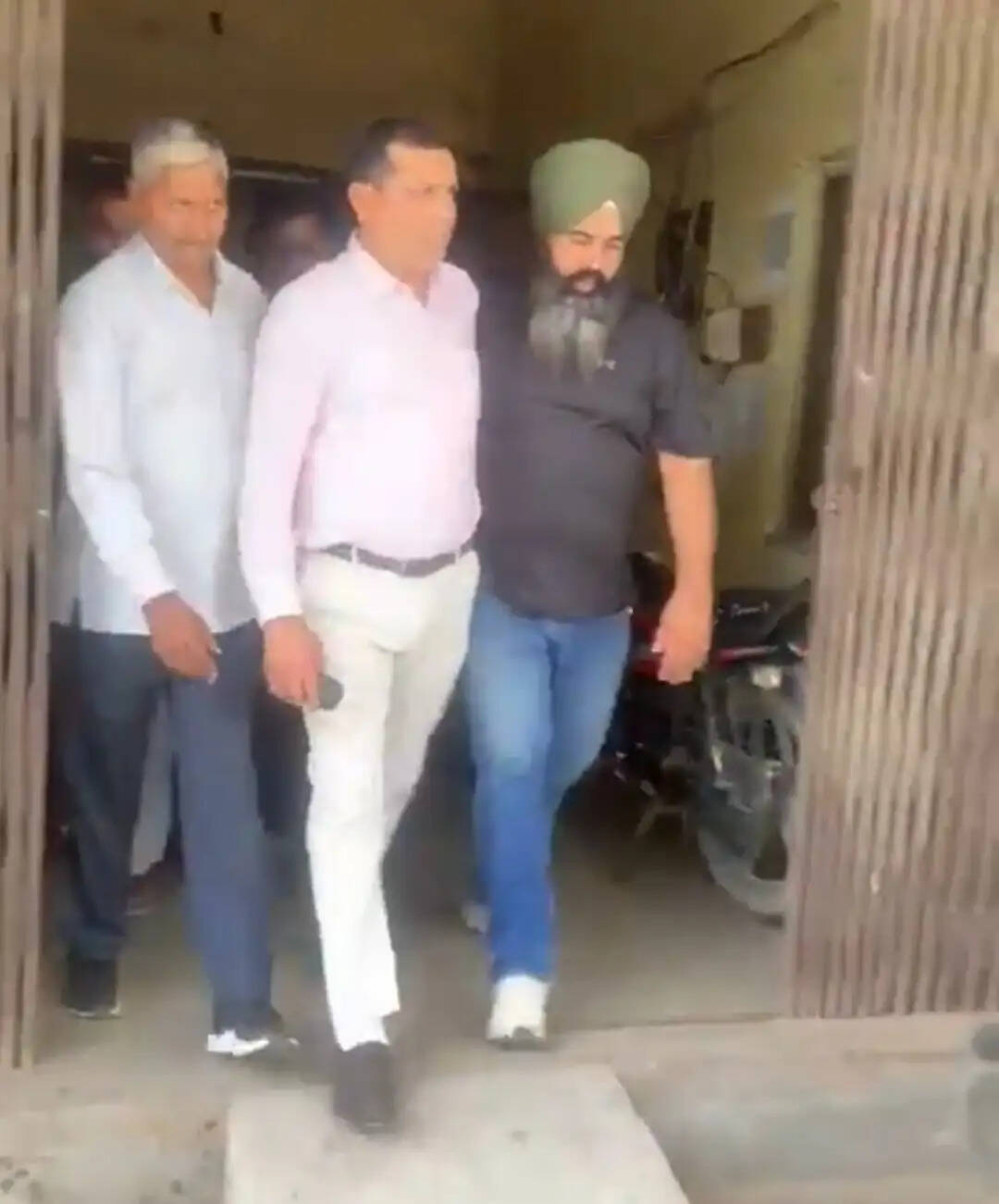 बागपत में चीनी मिल का अधिकारी रिश्वत लेते गिरफ्तार