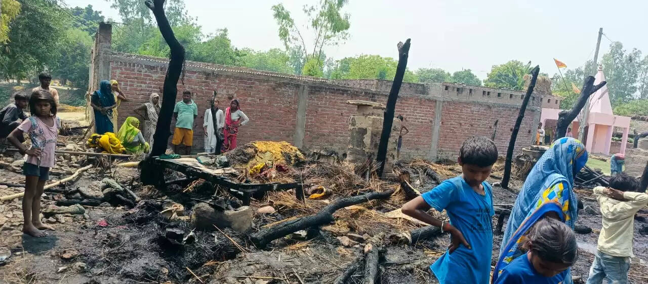 खजुहा गांव में अग्नितांडव: चार घर जलकर राख, लाखों की नकदी व अनाज नष्ट