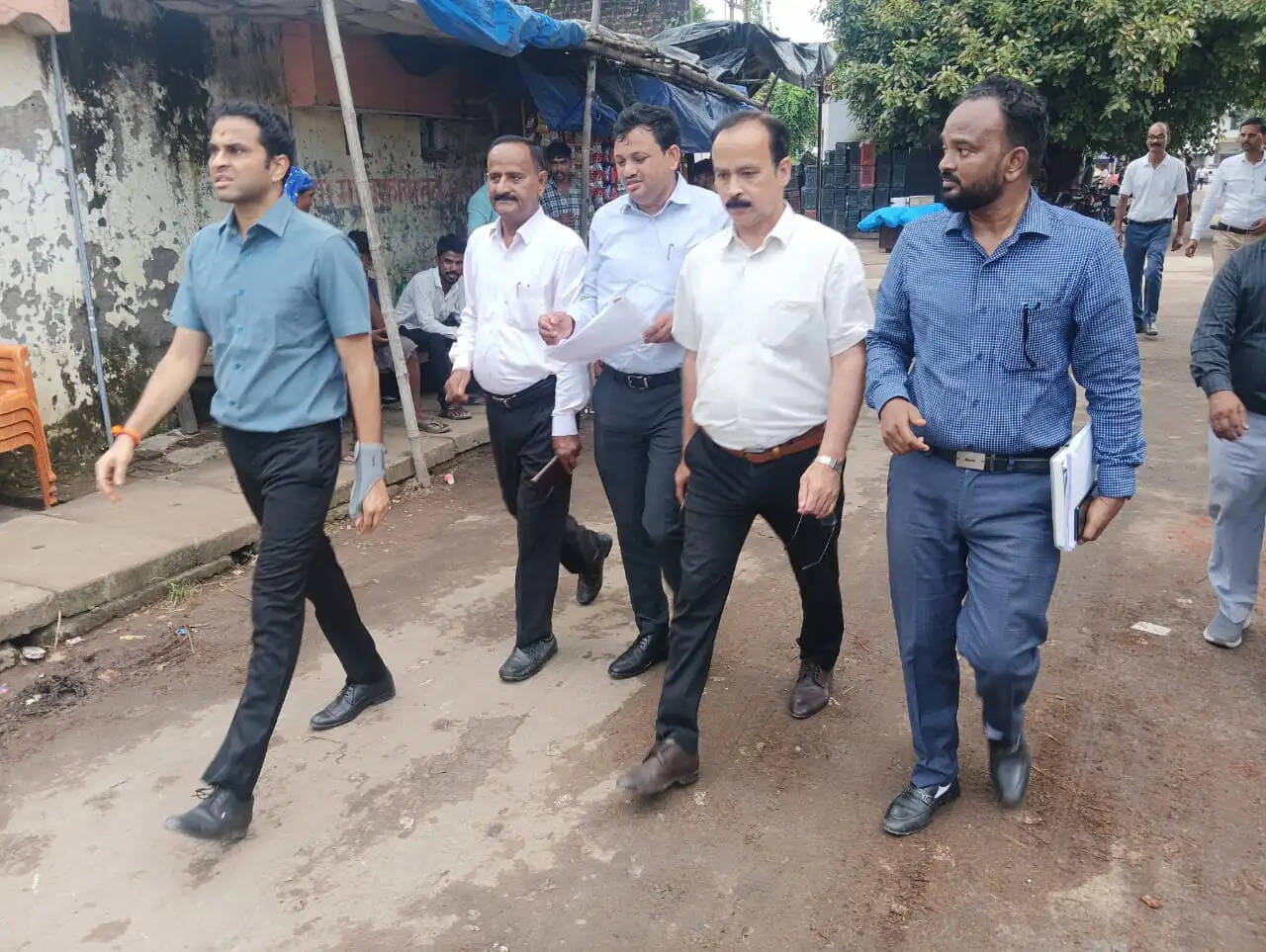 देवरिया : एक सप्ताह में अधूरे कार्य पूरे करने के निर्देश, लापरवाही पर वेतन रोकने की चेतावनी : जिलाधिकारी