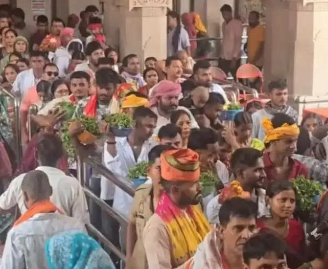 जय मां विंध्यवासिनी के जयघोष से गूंजा धाम, तीन लाख से अधिक श्रद्धालुओं ने किए दर्शन