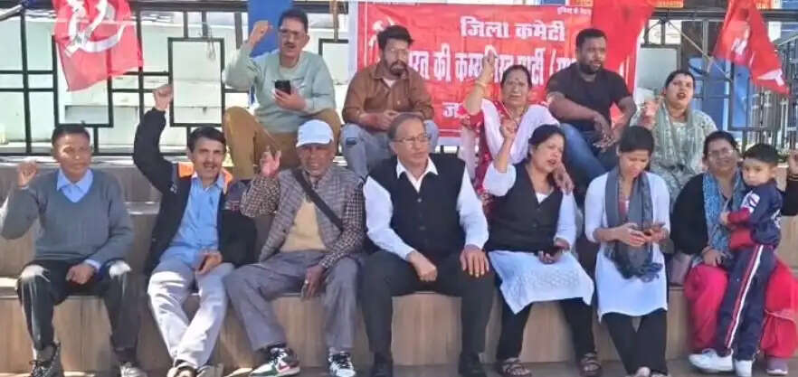 मुख्य चुनाव आयुक्त की बर्खास्तगी की मांग को वामपंथी दलों ने दिया धरना