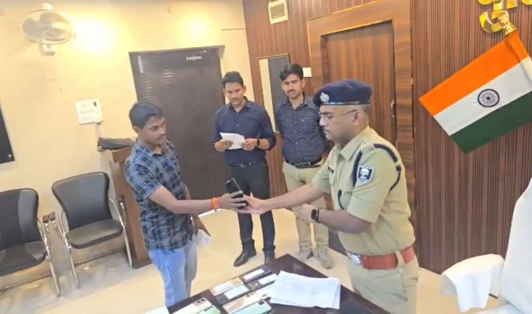 ऑपरेशन मुस्कान के तहत चोरी हुई 50 मोबाइल धारकों को मिला फोन