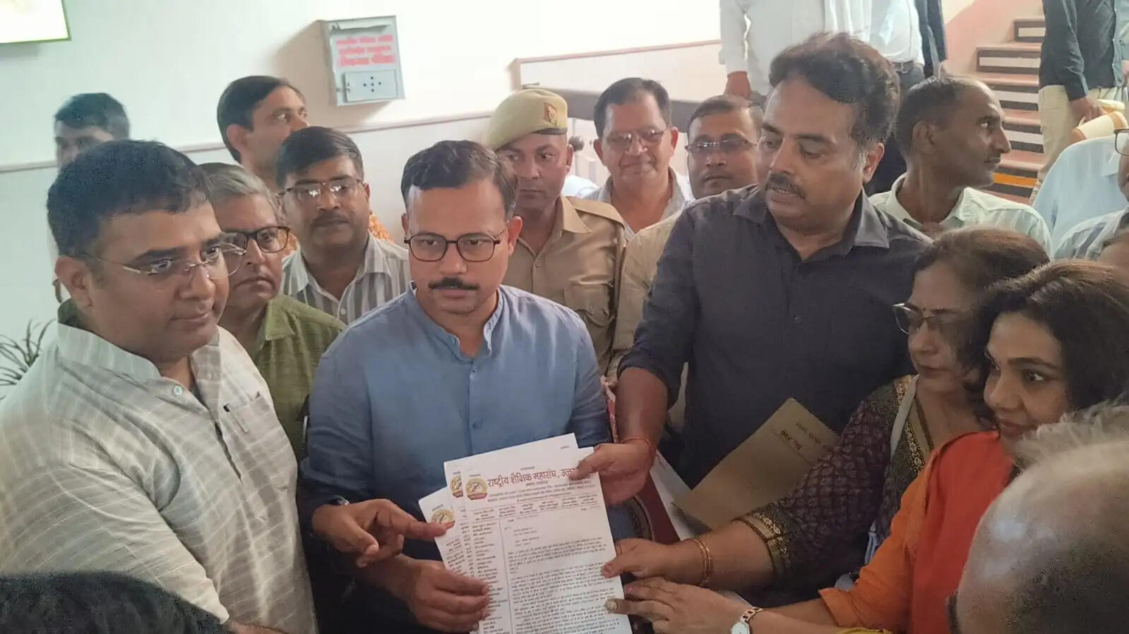 टेट के मुद्दे पर राष्ट्रीय शैक्षिक महासंघ के आह्रान पर शिक्षकों ने किया प्रदर्शन, प्रधानमंत्री को संबोधित ज्ञापन सौंपा