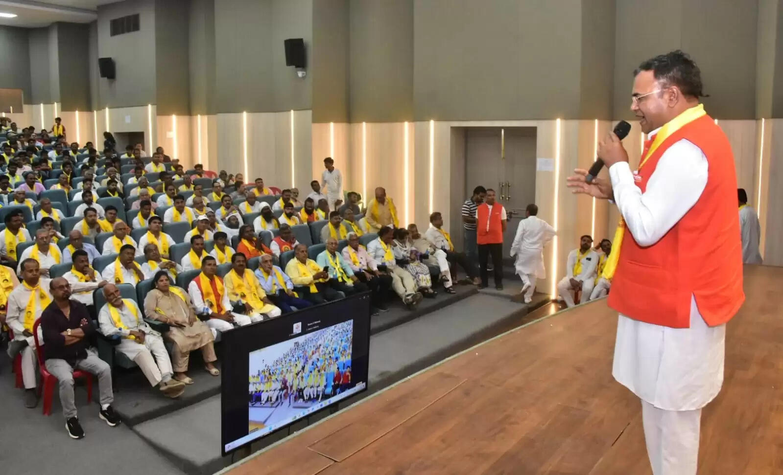 नि:शुल्क योग कक्षा लगाने वाले शिक्षक को बहुत पुण्य लाभ मिलता है : राकेश कुमार