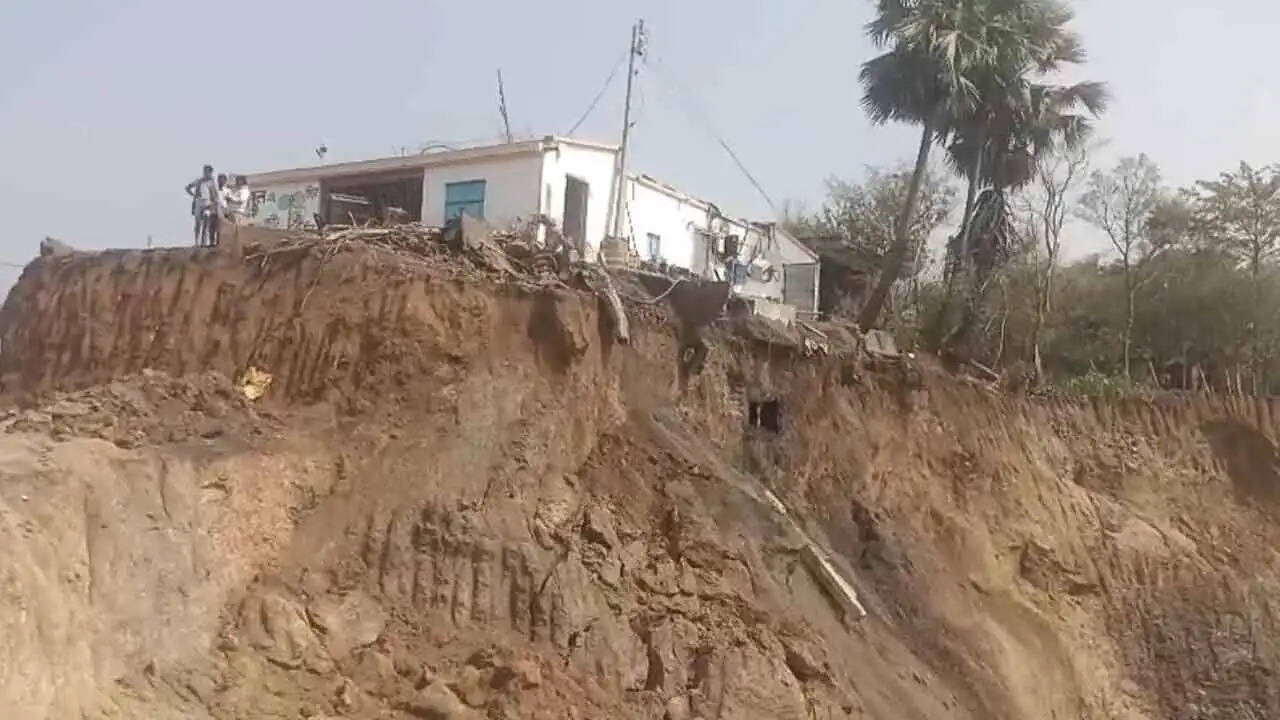 बीरभूम में पत्थर खदान धंसी, दो मजदूरों की मौत