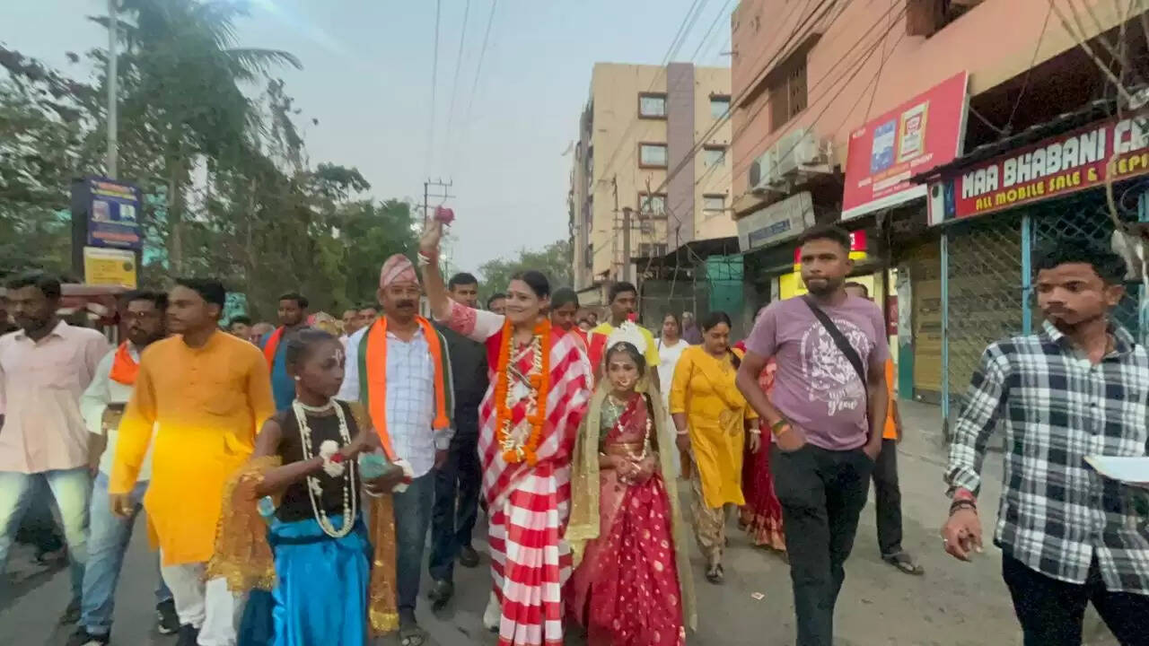 भाजपा उम्मीदवार ने छोटे-छोटे राधा कृष्ण बने बच्चों के साथ किया चुनाव प्रचार