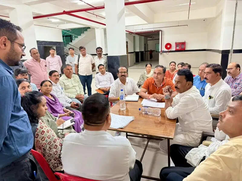 इंदौरः मंत्री सिलावट ने 27 करोड़ रुपये की लागत से बनने वाले अस्पताल एवं कॉलेज भवन का किया अवलोकन