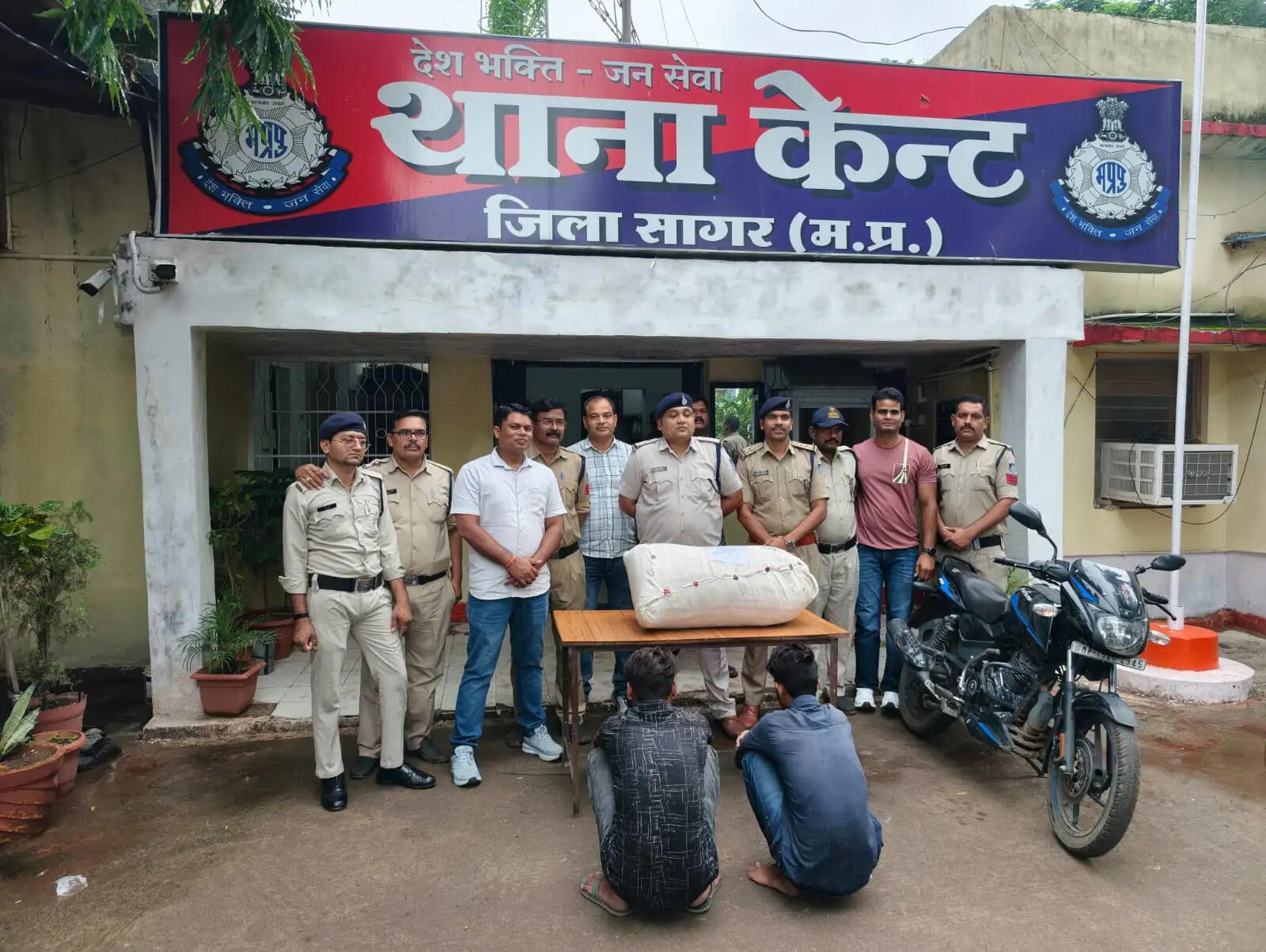 सागर : 2.80 लाख रुपये के गांजे के साथ दो तस्कर गिरफ्तार, मोटरसाइकिल भी जब्त