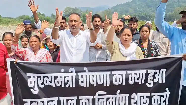 रवासन की धार में बह रही जिंदगियां, फिर भी पुल का इंतजार
