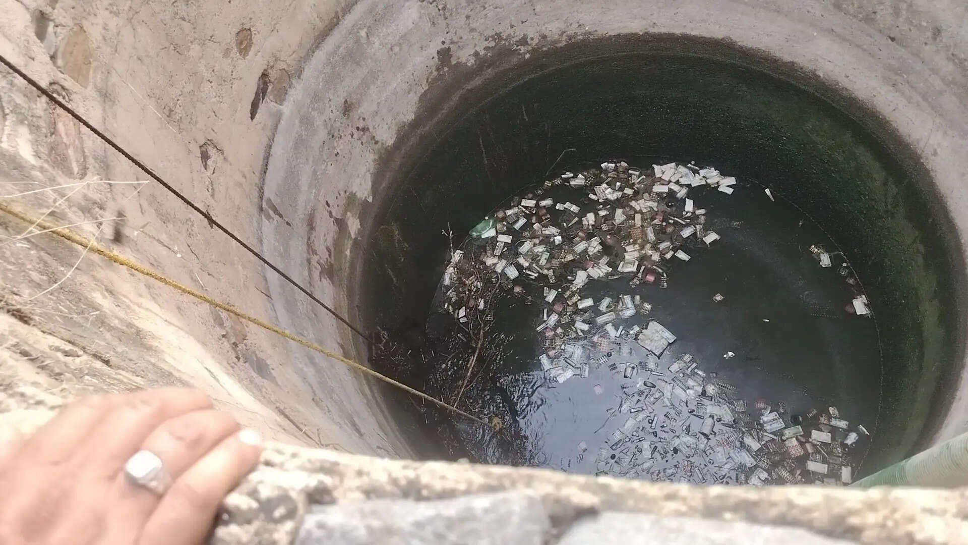 नूंह: दस दिन से लापता महिला का पत्थर से बंधा शव कुएं में मिला