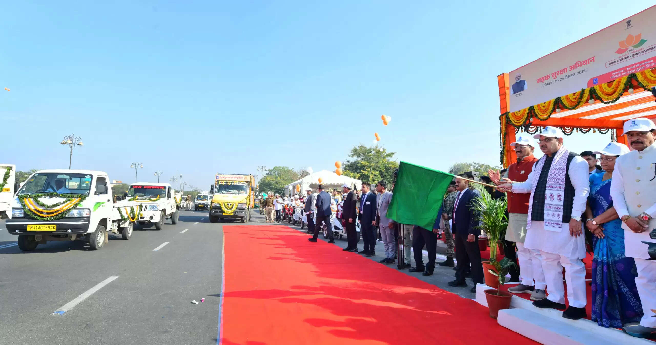 मुख्यमंत्री ने सड़क सुरक्षा जन-जागृति रथों को दिखाई हरी झण्डी