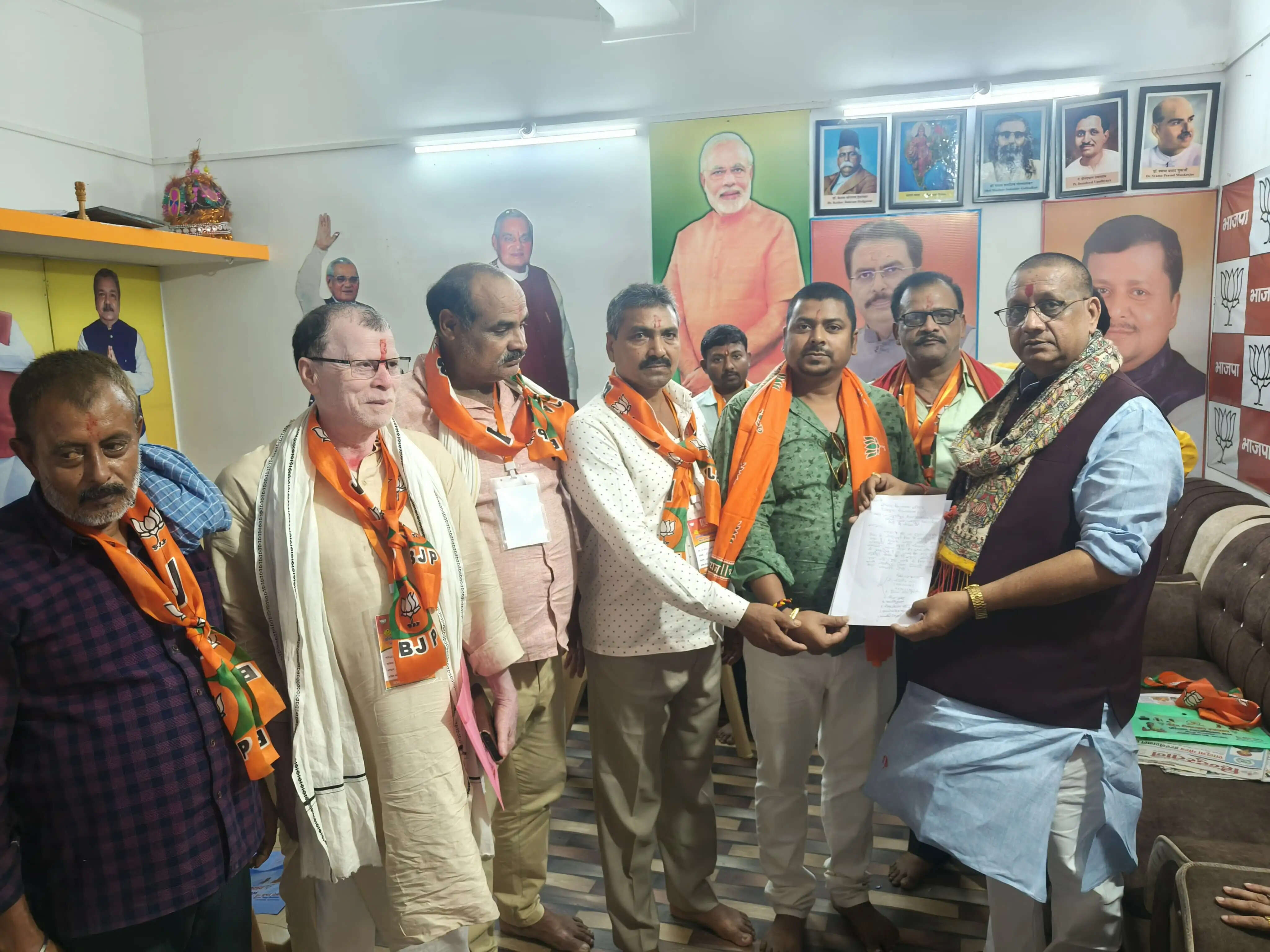 फसल क्षति को लेकर किसानों ने विधायक को सौंपा ज्ञापन