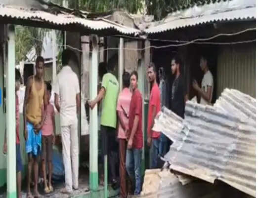 दिनहाटा में तृणमूल नेताओं के घर पर बमबाजी और आगजनी का आरोप