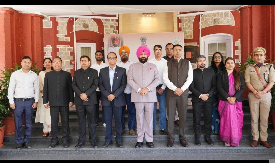 राज्यपाल ने आपदा में उत्कृष्ट कार्य करने वाले कार्मिकों को किया सम्मानित