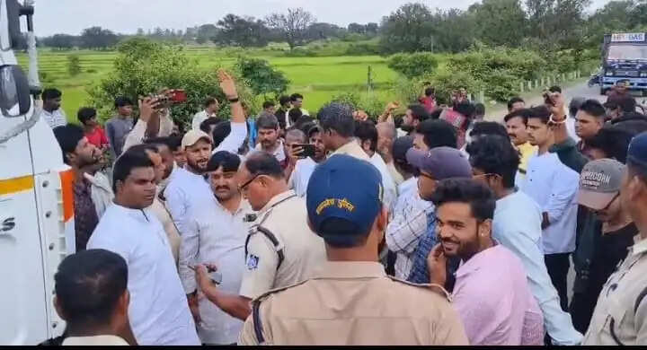 अनूपपुर: जर्जर सड़क को लेकर ग्रामीणों का धरना चक्काजाम, चेतावनी कार्य शुरू नहीं हुआ तो पुन: होगा आंदोलन