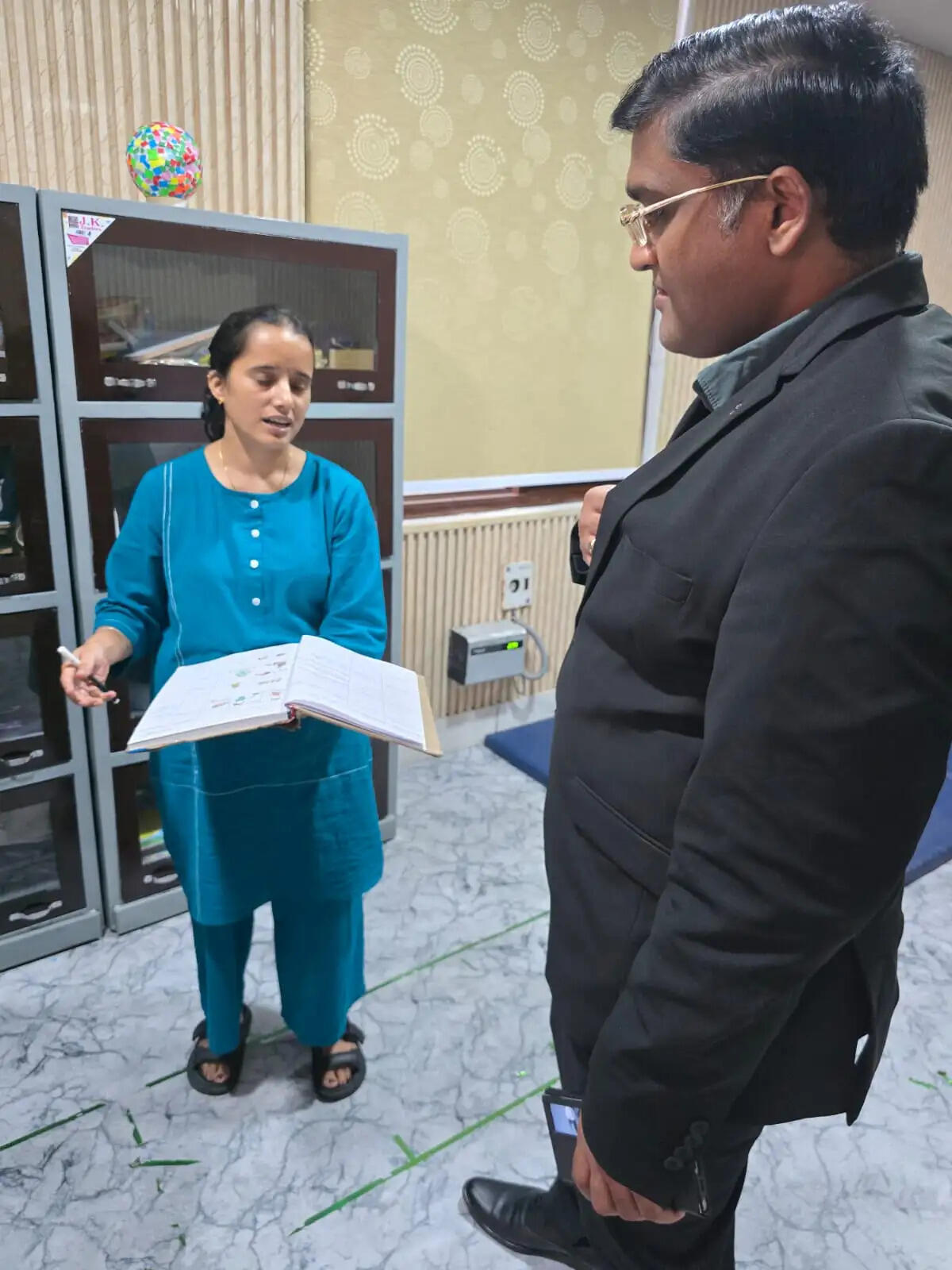दिव्यांगजनों को योजनाओं और पुनर्वास सेवाओं का समयबद्ध लाभ सुनिश्चित करें : सचिव