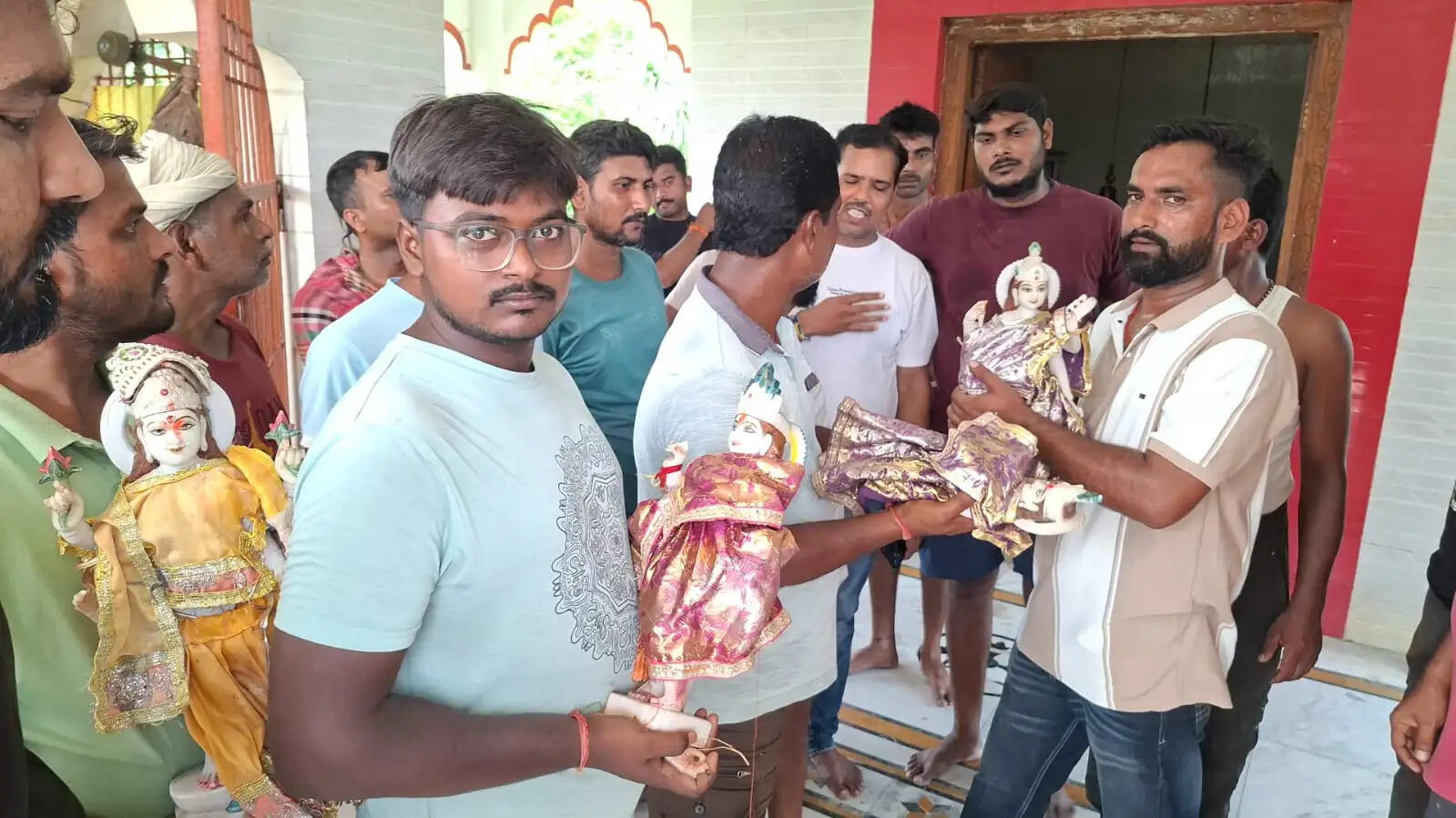 मंदिर से चोरी हुई चार मूर्तियां झाड़ी से बरामद, चोरों की तलाश जारी