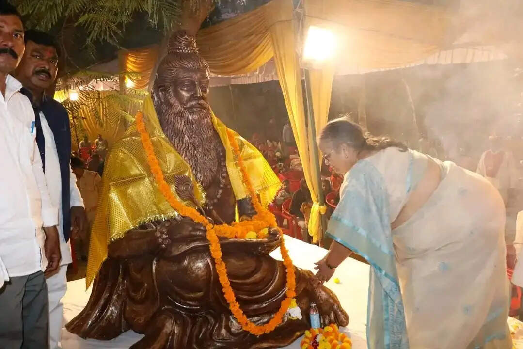 लखनऊ में गोमती तट पर स्थापित हुई महर्षि वाल्मीकि की प्रतिमा