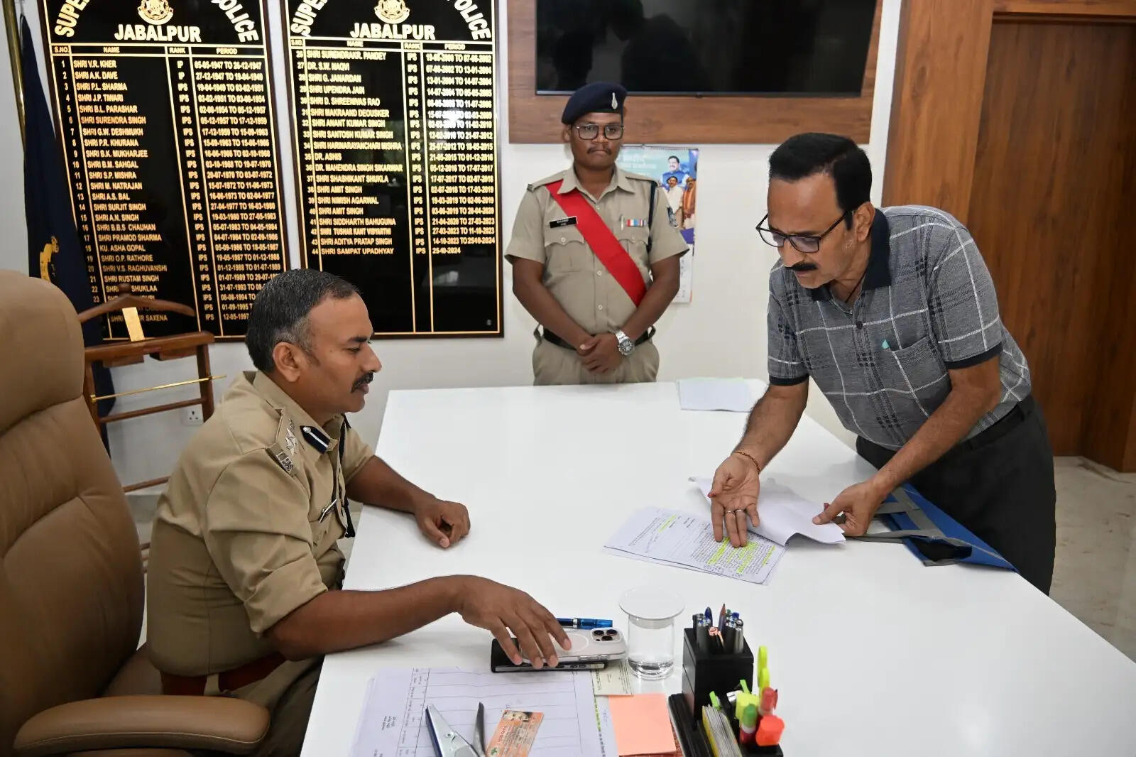 जबलपुर एसपी कार्यालय में जनसुनवाई, 102 शिकायतों के त्वरित निराकरण के दिए निर्देश
