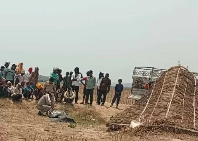 नदी किनारे मिला अधेड़ का शव, ग्रामीणों ने जताई हत्या की आशंका