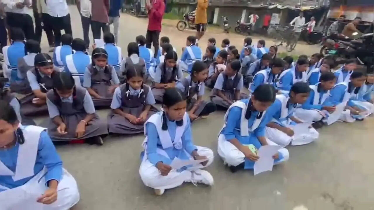 सूरजपुर में छात्रावास की अव्यवस्थाओं पर छात्राओं का फूटा गुस्सा, सड़क पर बैठकर किया प्रदर्शन