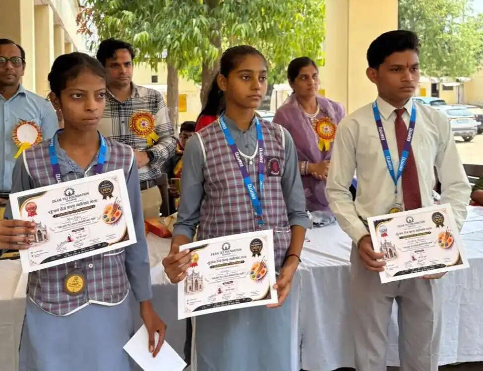 चित्रकला प्रतियोगिता में खुशी और सुमित रहे अव्वल