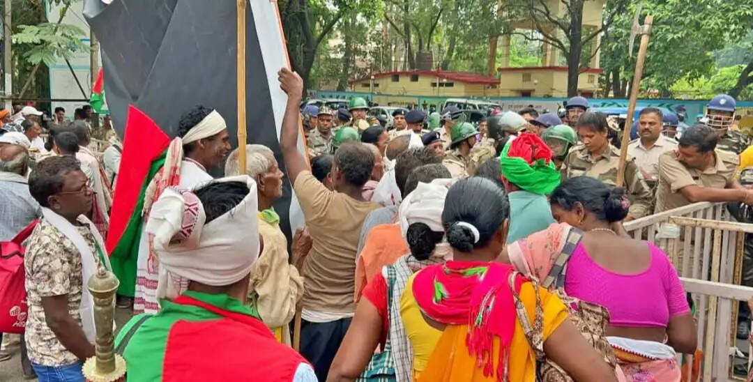 मुख्यमंत्री आवास घेरने निकले झारखंड आंदोलनकारियों को पुलिस ने रोका