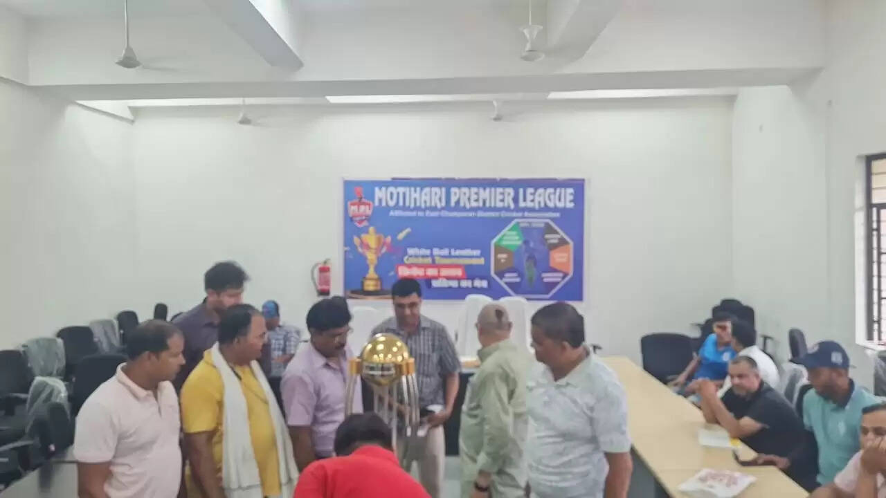 मोतिहारी प्रीमियर लीग टी-20क्रिकेट टूर्नामेंट के लिए ट्रॉफी का अनावरण