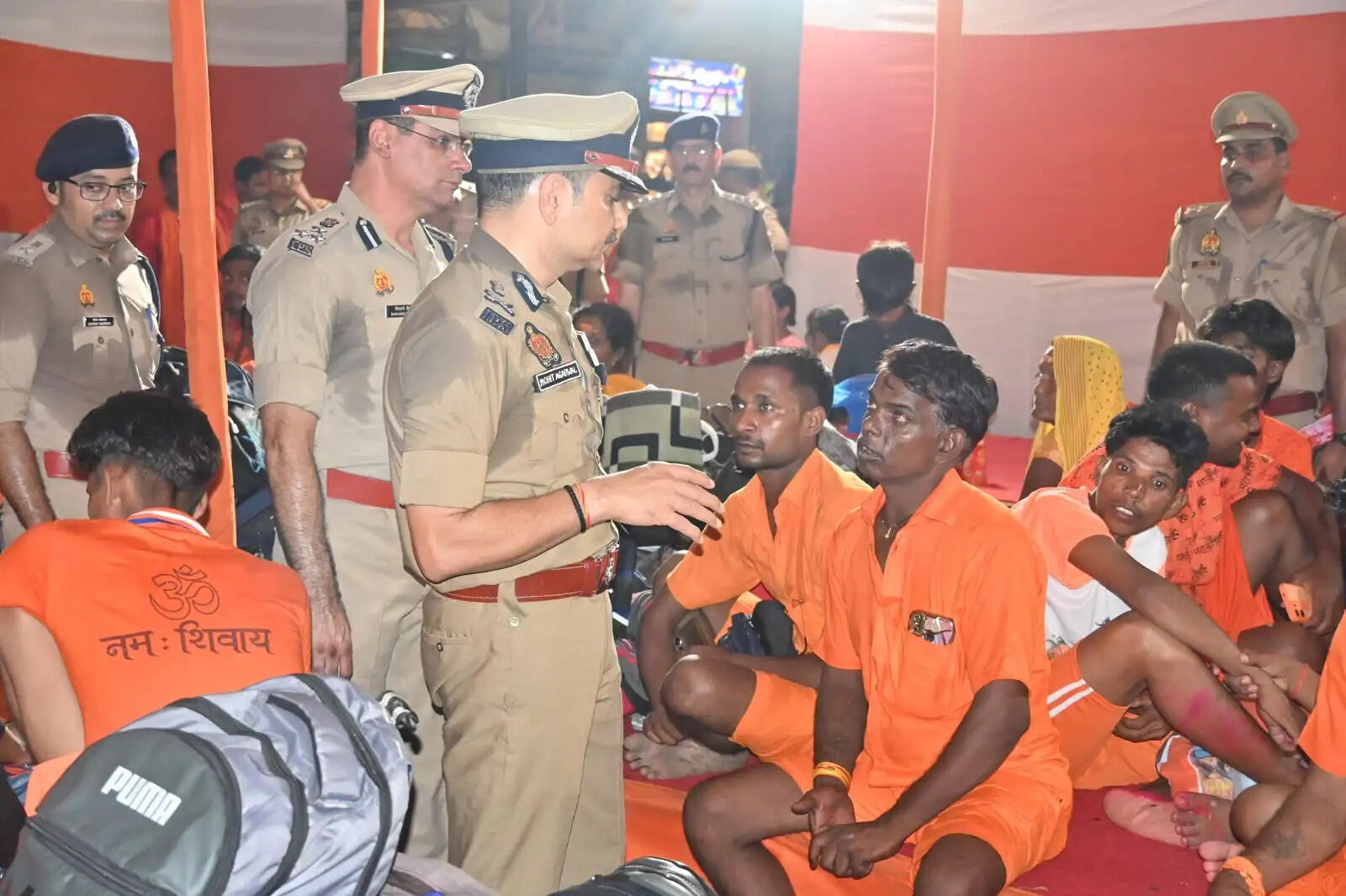 सावन मास के दूसरे सोमवार के पूर्व सड़कों पर उतरे पुलिस कमिश्नर,कांवड़ियों से किया संवाद