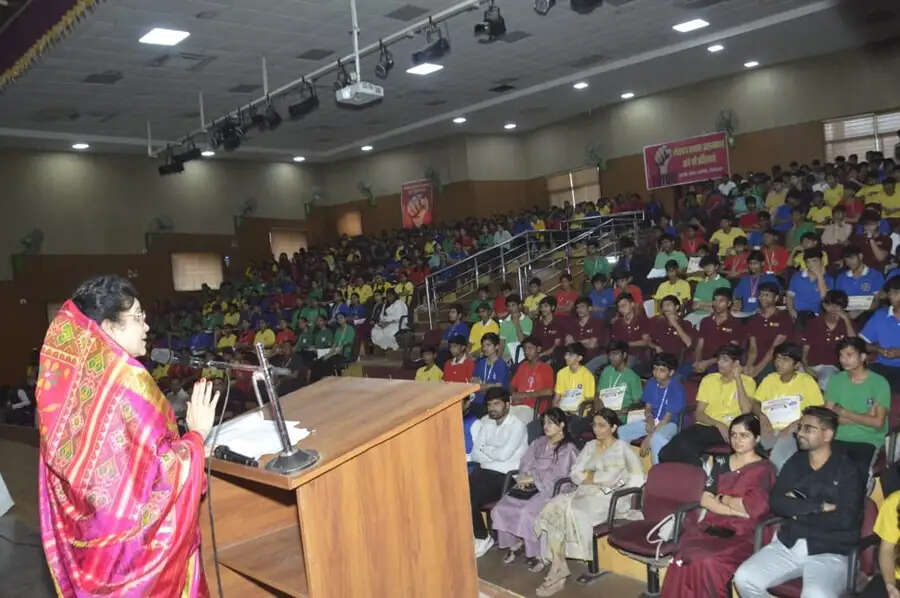 लोकतांत्रिक मूल्यों के प्रति जागरूक रहें युवा : राज्य मंत्री कृष्णा गौर