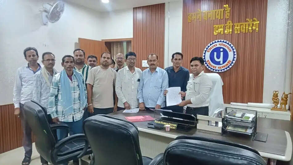 भटगांव में अतिक्रमण के नाम पर घरों की नापजोख से ग्रामीण नाराज, जिपं अध्यक्ष अरुण से शिकायत